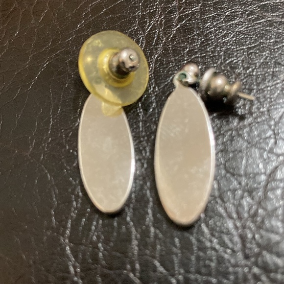 Silver-tone abalone pierced earrings - Picture 4 of 4